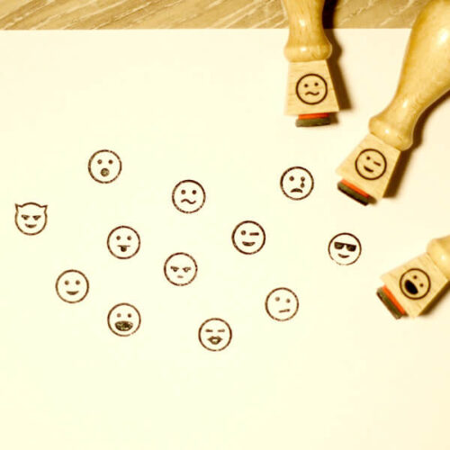 Smiley Stempel Set aus Holz mit 12 verschiedenen Gesichtsausdrücken auf Papier