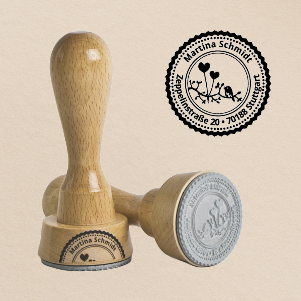 Runder Adress- und Familienstempel mit Herz- und Vogelmotiv – personalisierter Holzstempel